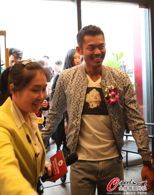 林丹进入咖啡厅