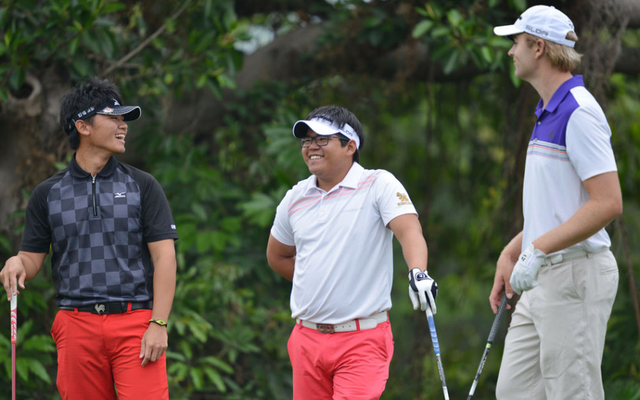 领先组选手交谈甚欢