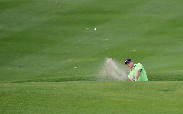 黄文程沙坑救球