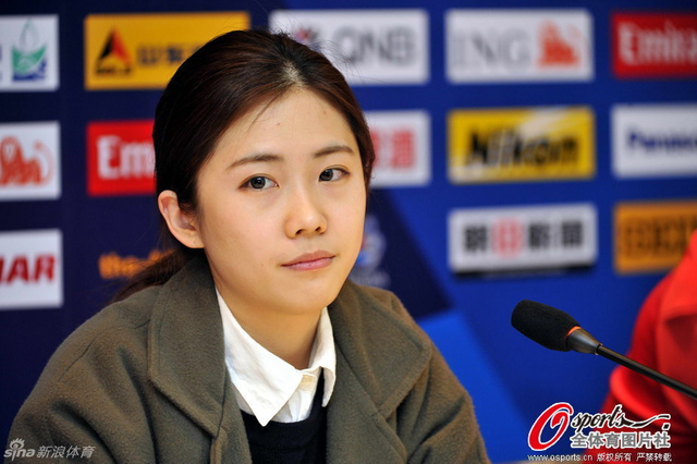 美女翻译官抢镜亚冠