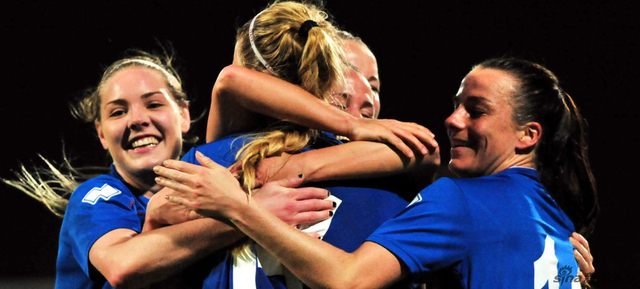 冰岛队球员在比赛中庆祝进球