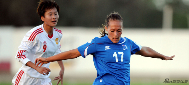 巴尔杜尔多蒂尔在比赛中传球