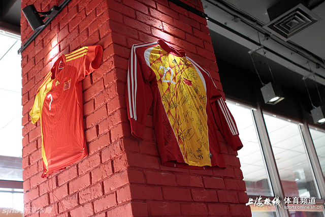 国家队签名球衣