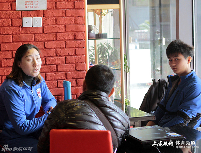 黄璐娜在面试员工