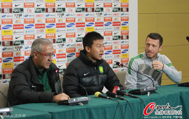 曼萨诺出席新闻发布会