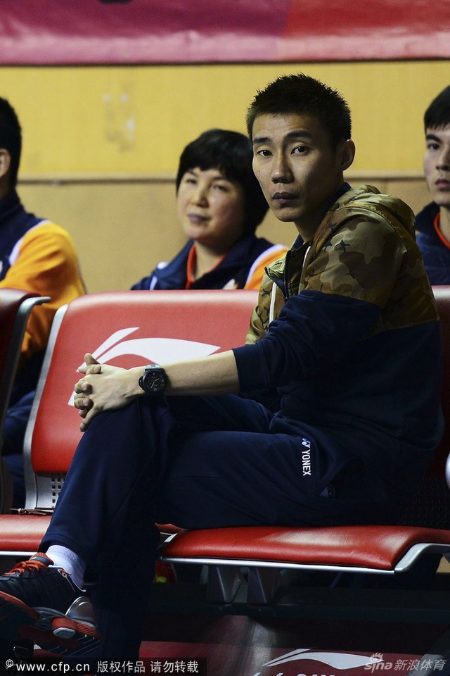 李宗伟坐在场边