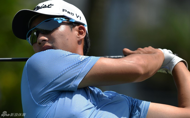 选手挥杆瞬间