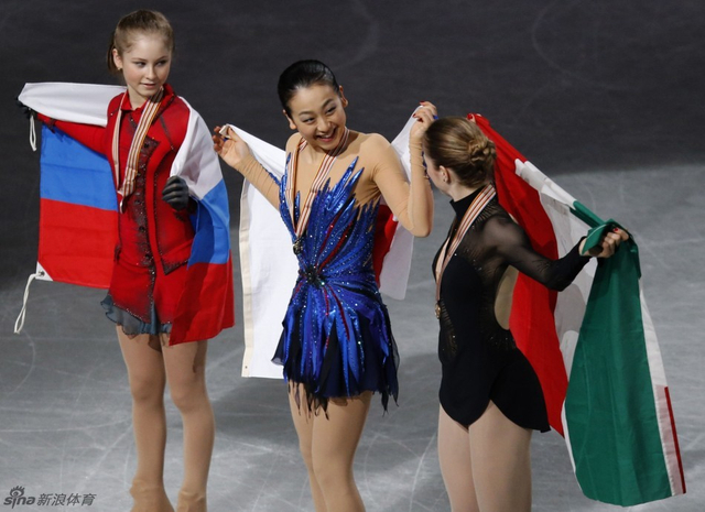 前三名身披国旗