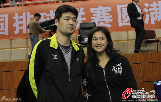 李牧与美女球迷合影