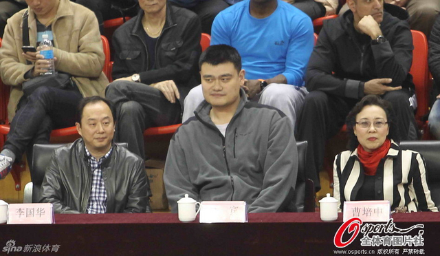 姚明观看男排决赛