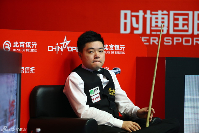 丁俊晖场边休息