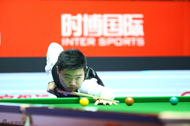 丁俊晖眼神专注