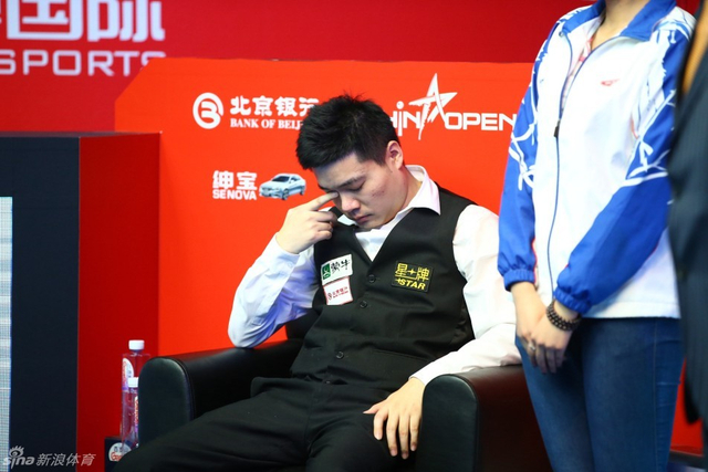 丁俊晖等待颁奖