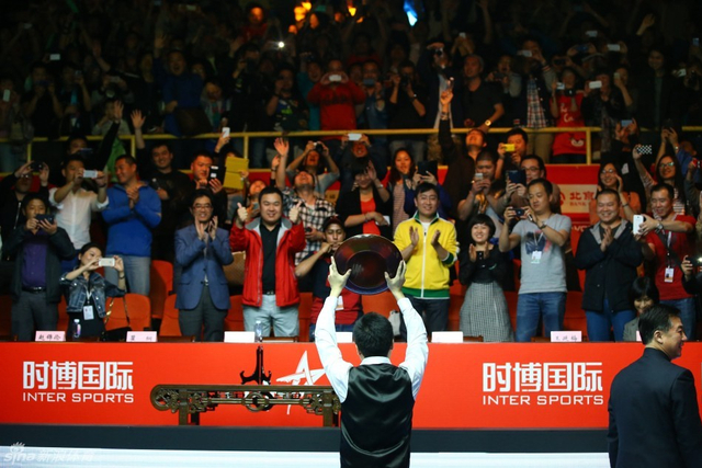 丁俊晖展示奖杯