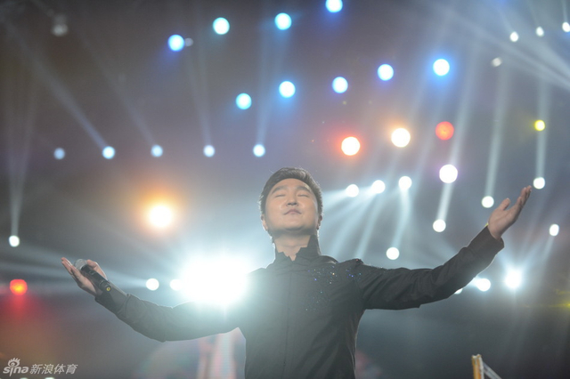 呼斯楞演唱《羽毛球飞起来》