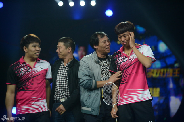 王帅郑健夺冠与父亲相拥而泣