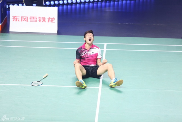 杨霖飞倒地庆祝夺冠