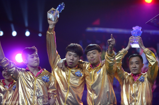 郑健、王帅高举球王奖杯