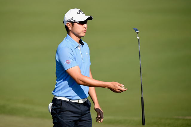 把玩球杆放松心情