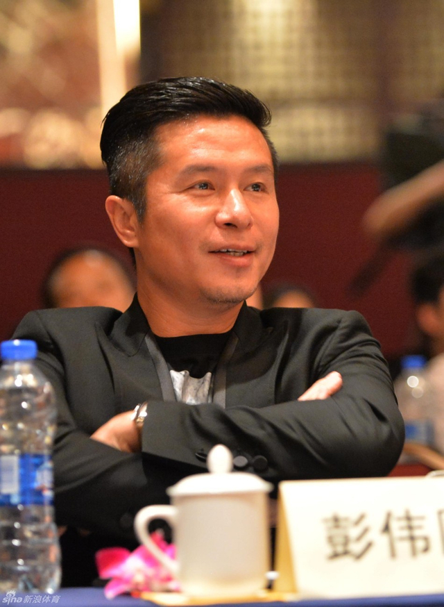 彭伟国满面春光