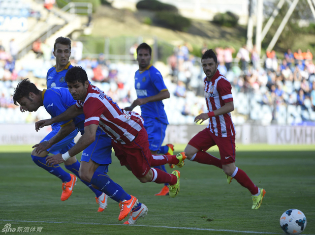 科斯塔奋力拼抢