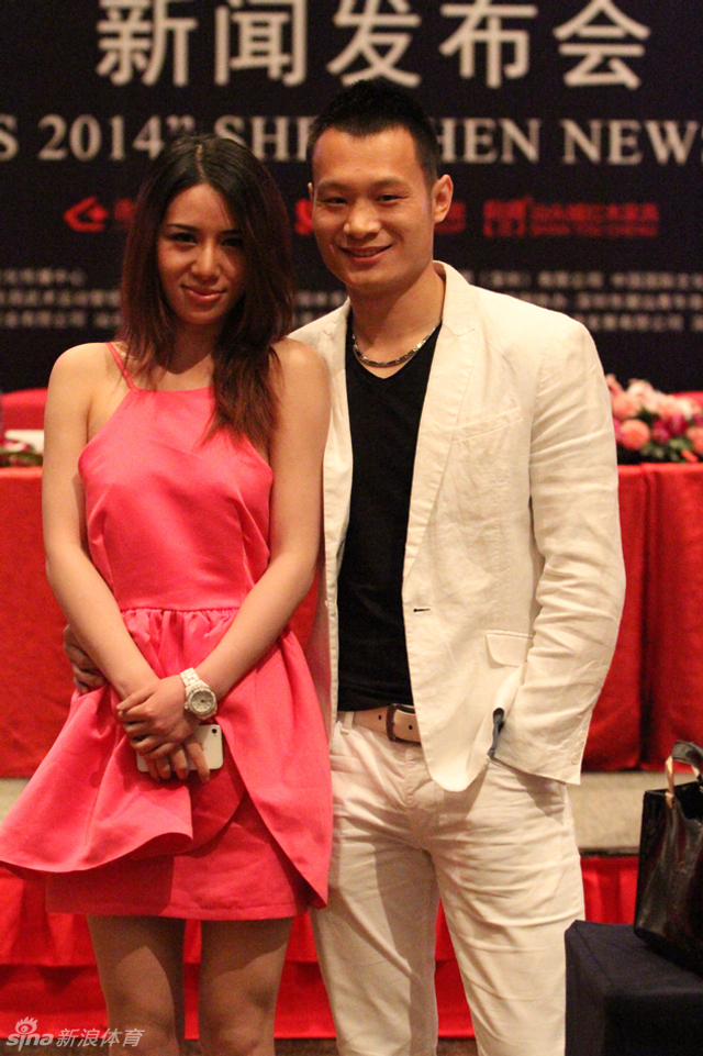 徐琰跟性感美女