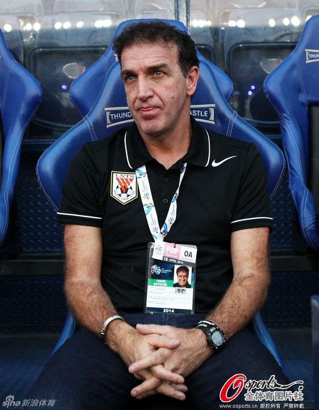 库卡坐在教练席