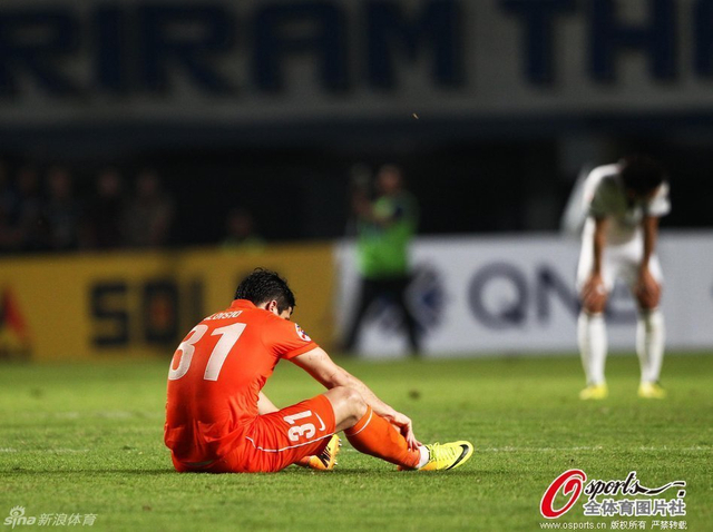 阿洛伊西奥瘫坐场上