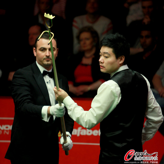 丁俊晖拿高架杆