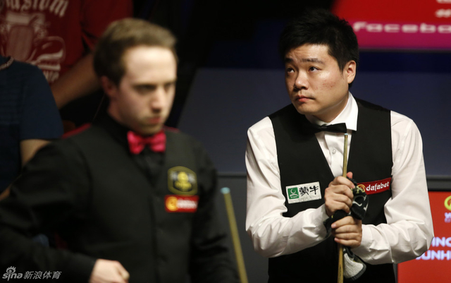 丁俊晖观望远方