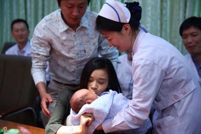 桑兰爱怜地看着宝宝