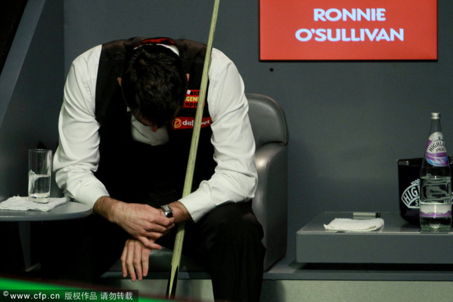 奥沙利文玩弄手表