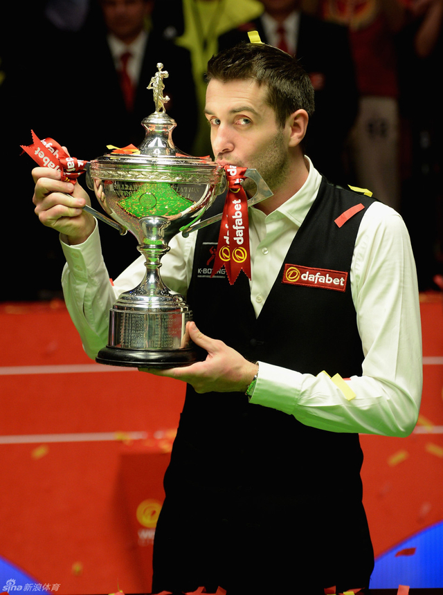 塞尔比亲吻奖杯