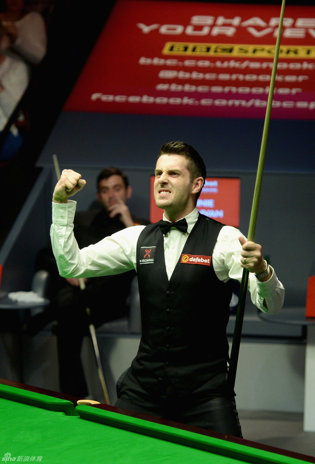 塞尔比握拳怒吼