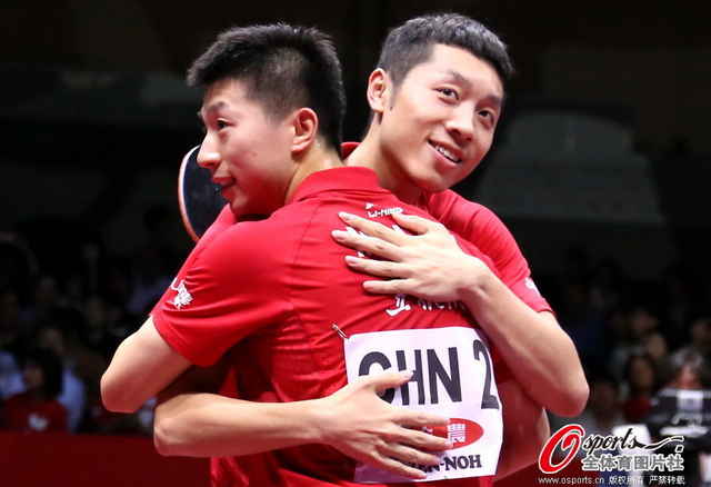 两大功臣的拥抱