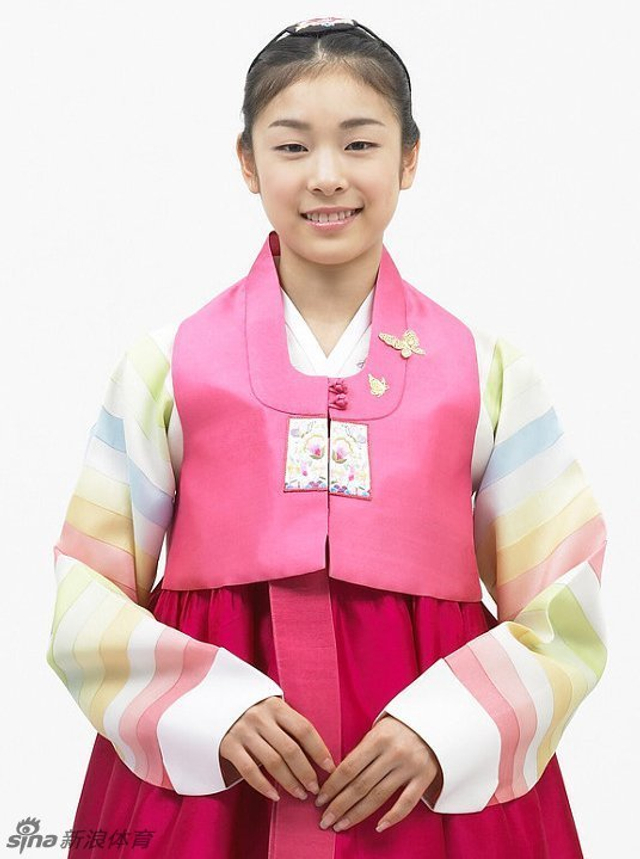 金妍儿身穿传统服饰