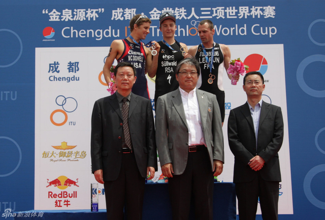 与颁奖嘉宾合影