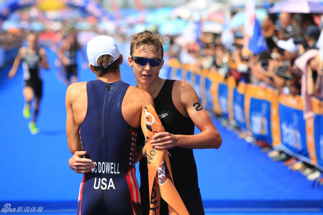 前两名互相祝贺