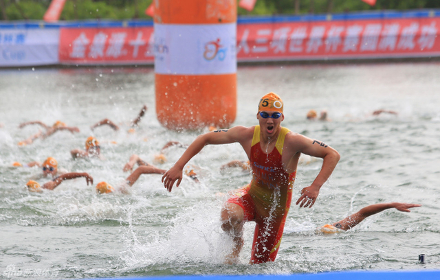 李明昊率先上岸