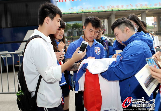 球迷争相索要签名