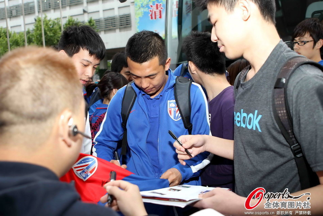 徐亮为球迷签名
