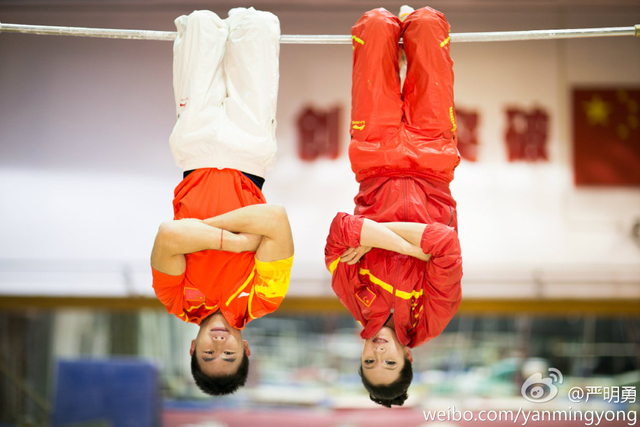 单杠上夫唱妇随