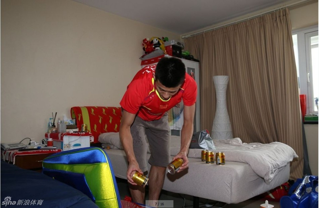 谌龙打包红牛饮料