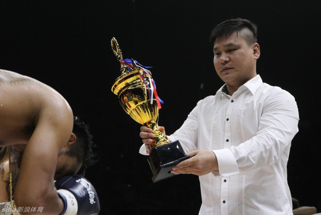散打王柳海龙现身颁奖