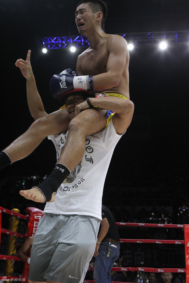 伊泽波人喜极而泣