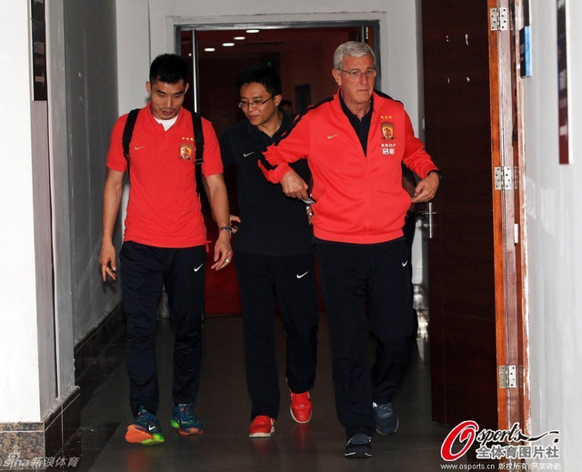 里皮与郑智步入发布厅