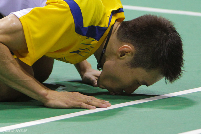 李宗伟亲吻赛场地板