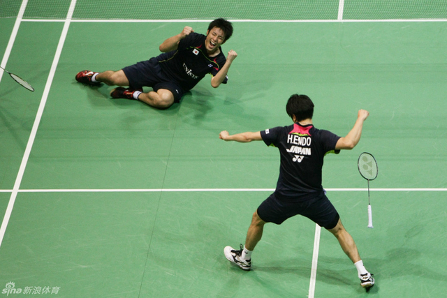 日本男双疯狂庆祝