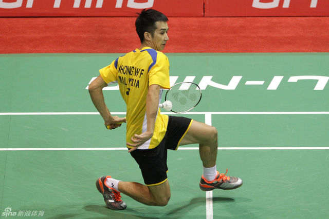 张维峰艰难回球