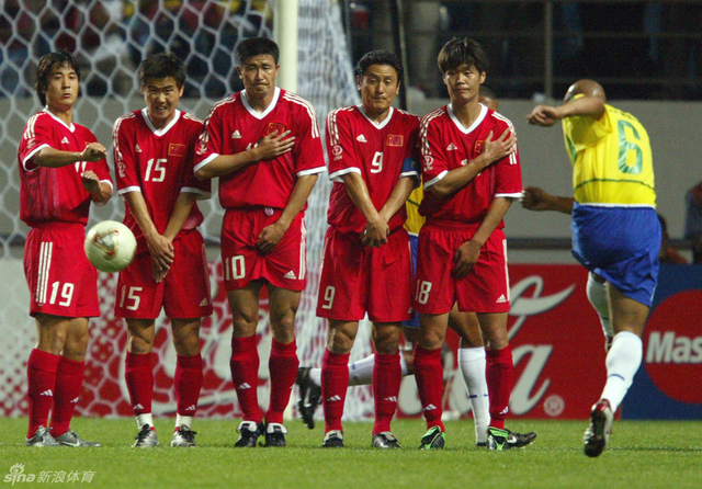 罗伯特-卡洛斯轰破中国球门